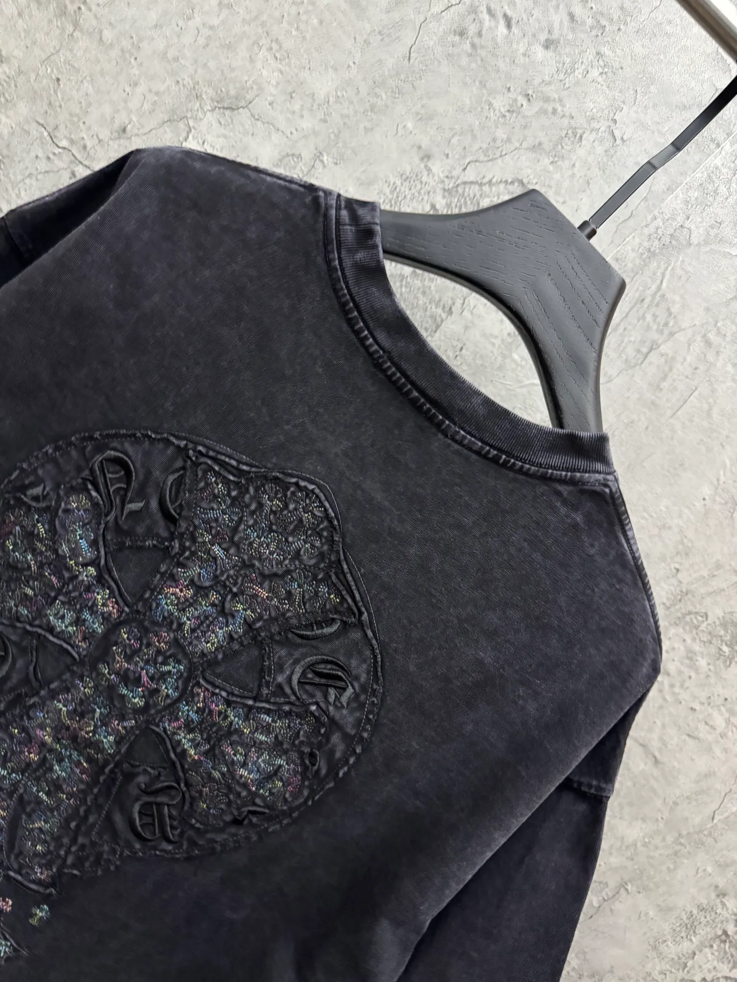P230 top version, real shot without P, ​​different from market currency) 𝗖𝗵𝗿𝗼𝗺𝗲 𝗛𝗲𝗮𝗿𝘁𝘀/Croxin 2026 spring new original single counter American washed patch embroidered couple short sleeves 👑The highest version! Customized fabric 320 grams, washed and fried. Best-selling model at the counter. Very comfortable to wear. Accessories: Original molded and authenticated collar label➕100% silk wash label. Genuine purchase-grade original hangtag➕matching hanging rope➕3D hanging beads➕original packaging bag. Craftsmanship: The original version has consistent wiring! The highest version of the armhole matching technique! Color: Gray Black Size: S M L XL Style No.: 6619